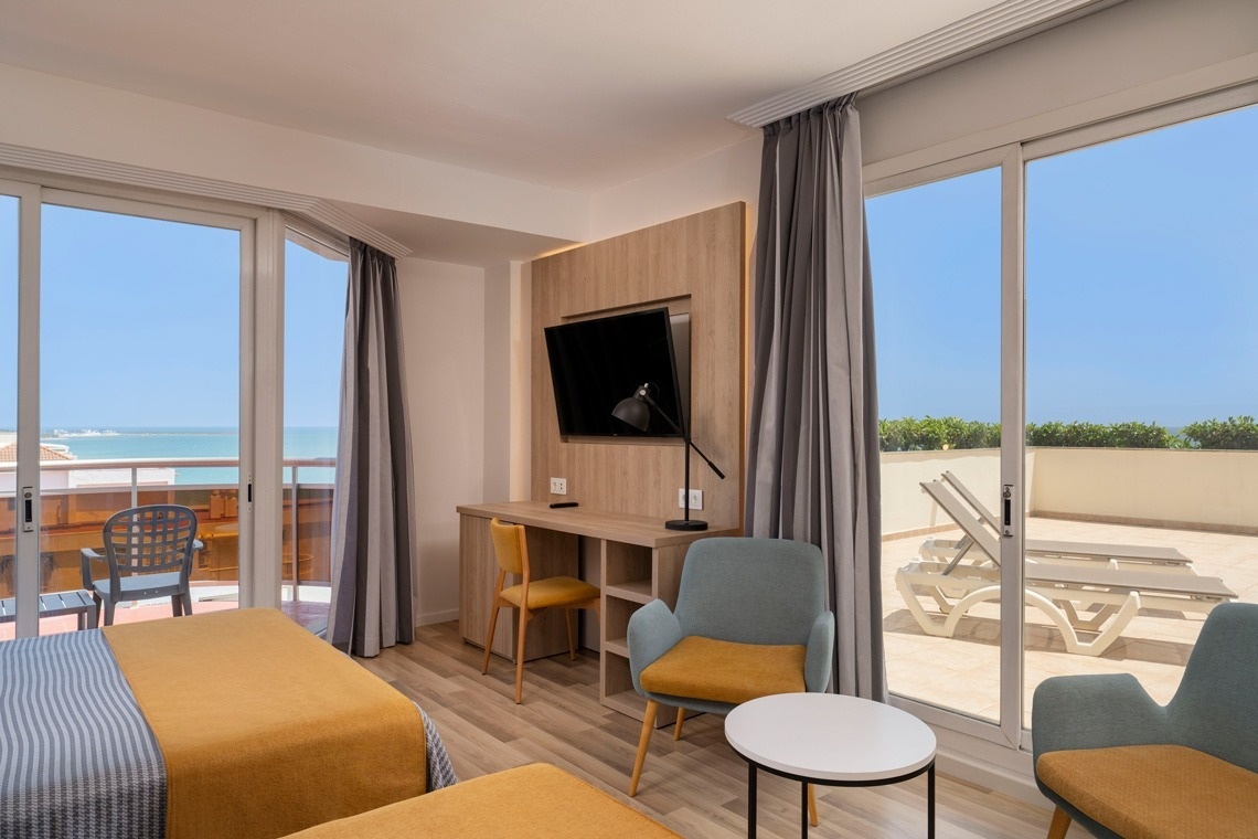 una habitación de hotel con dos camas y una televisión