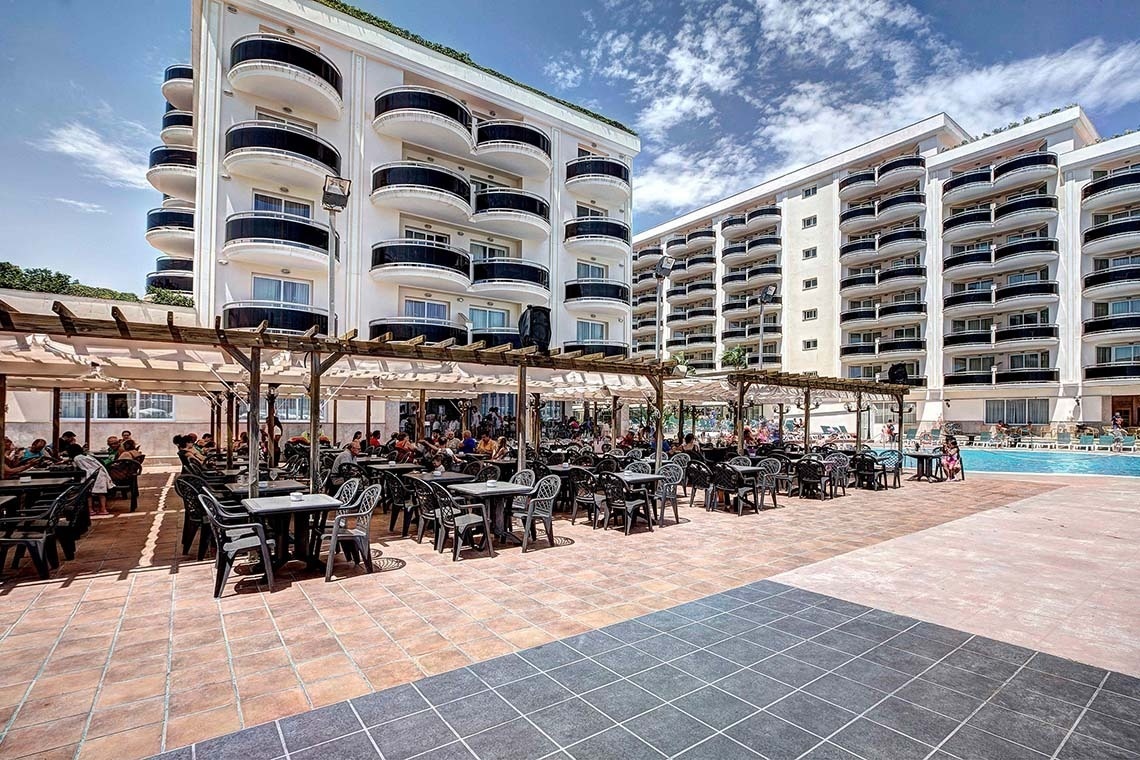 un buffet en un restaurante con una pantalla que muestra la temperatura