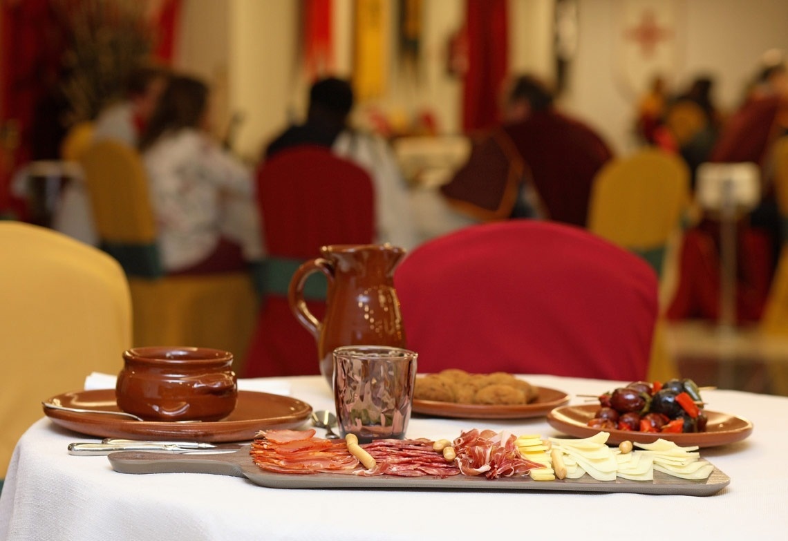 tres tacos con carne y verduras en un plato .