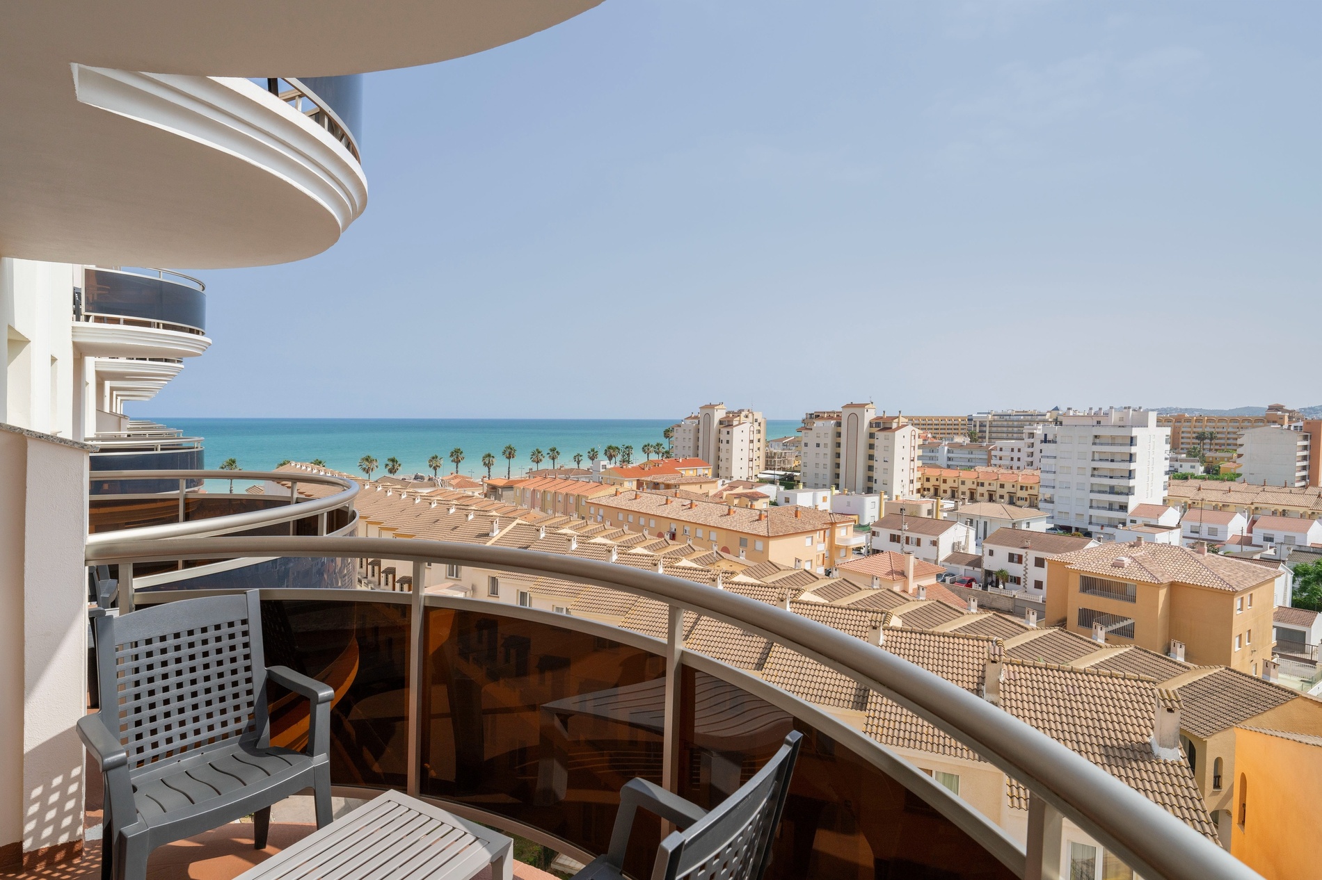 un balcón con vistas al océano y a la ciudad