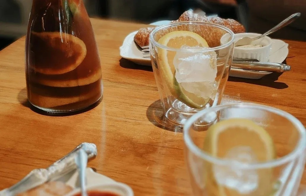 un vaso lleno de hielo y una rodaja de limón