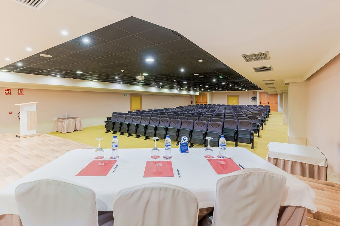 una sala de conferencias llena de sillas y mesas