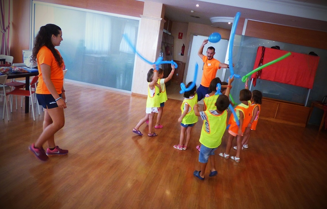 un grupo de niños están jugando con globos en una habitación