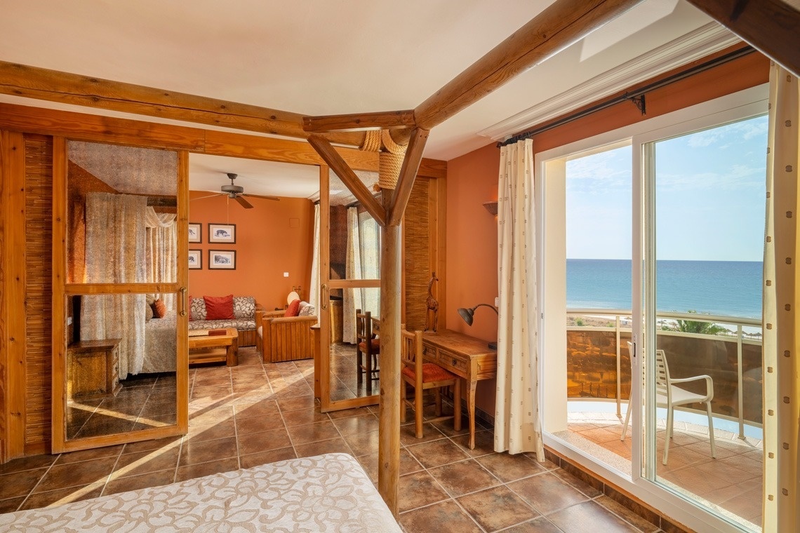 una habitación de hotel con un sofá y una televisión