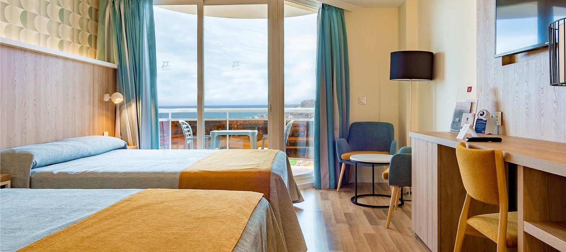 una habitación de hotel con dos camas y una mesa