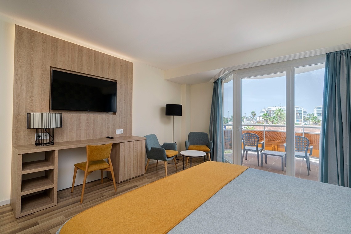 una habitación de hotel con una cama y una mesa