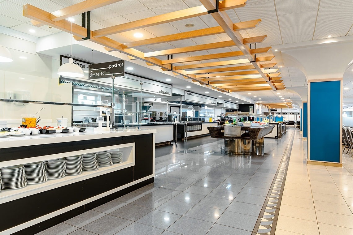 un buffet con platos y un letrero que dice postres