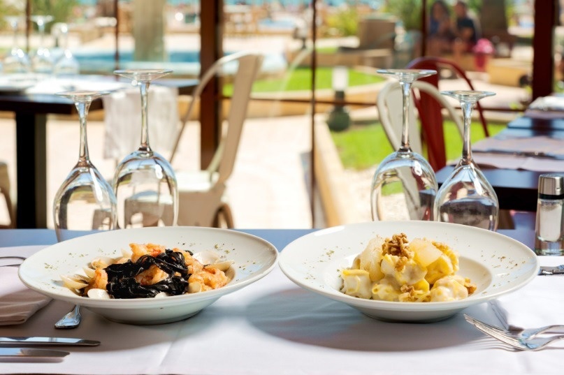 un restaurante con mesas y sillas y estatuas de buda