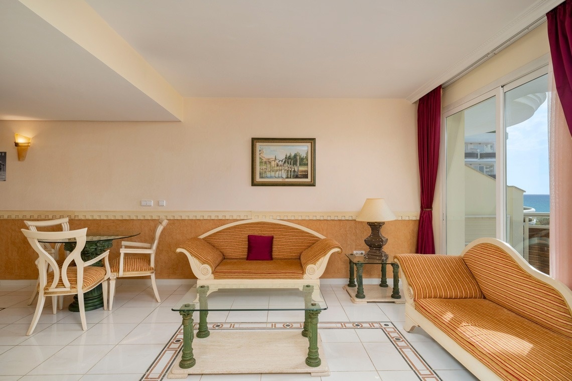 una sala de estar con un sofá y una mesa