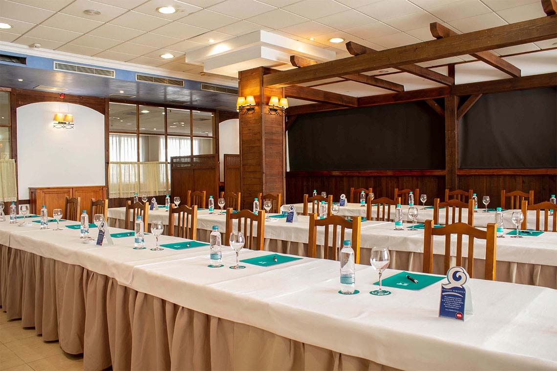 Salón de banquetes en ZT: Peniscola Plaza Suites con mesas listas para eventos.