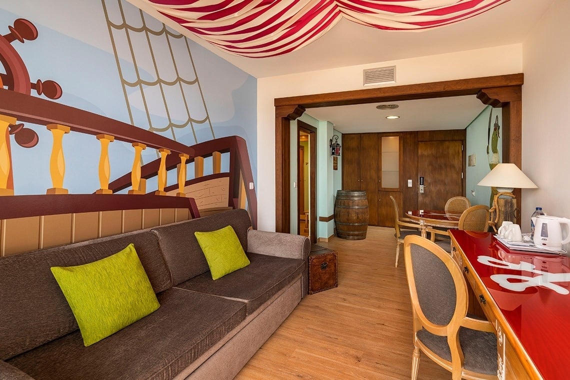 una sala de estar con un sofá y una mesa