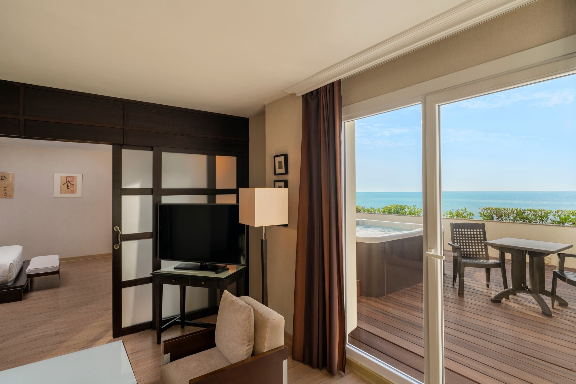 una habitación con vistas al océano y una televisión