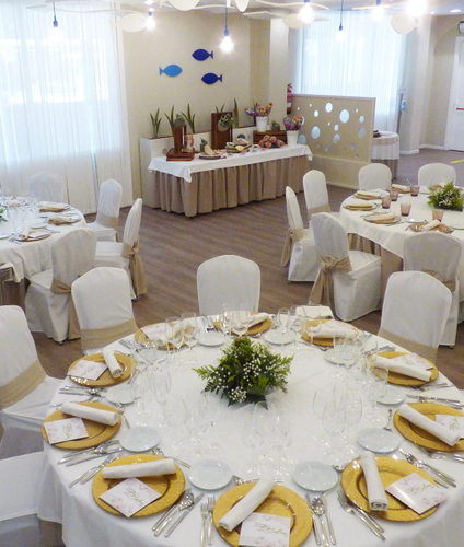 un hombre con una camisa blanca con la palabra aida en el pecho está sirviendo a una mujer con un sombrero de paja