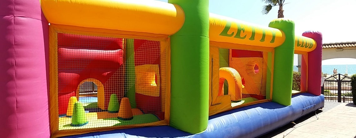 un castillo hinchable colorido con la palabra lovit en la parte superior