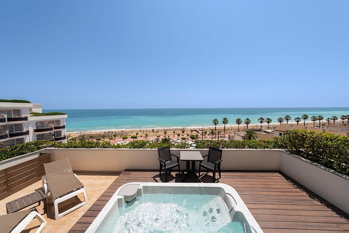 un jacuzzi en una terraza con vistas al océano