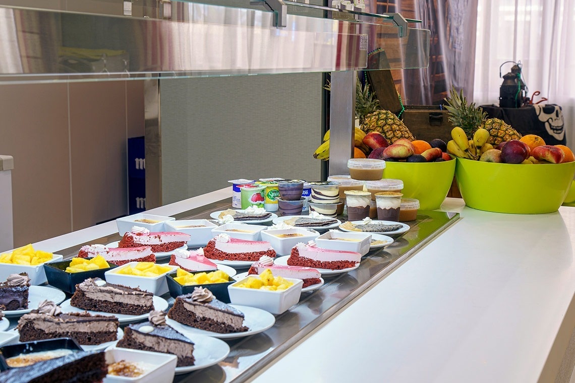 un buffet lleno de pasteles y frutas en un restaurante