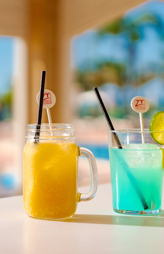 un restaurante llamado alfresco con muchas mesas y sillas