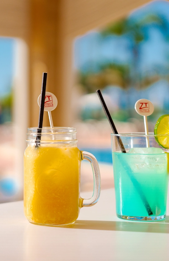 un restaurante llamado alfresco con muchas mesas y sillas