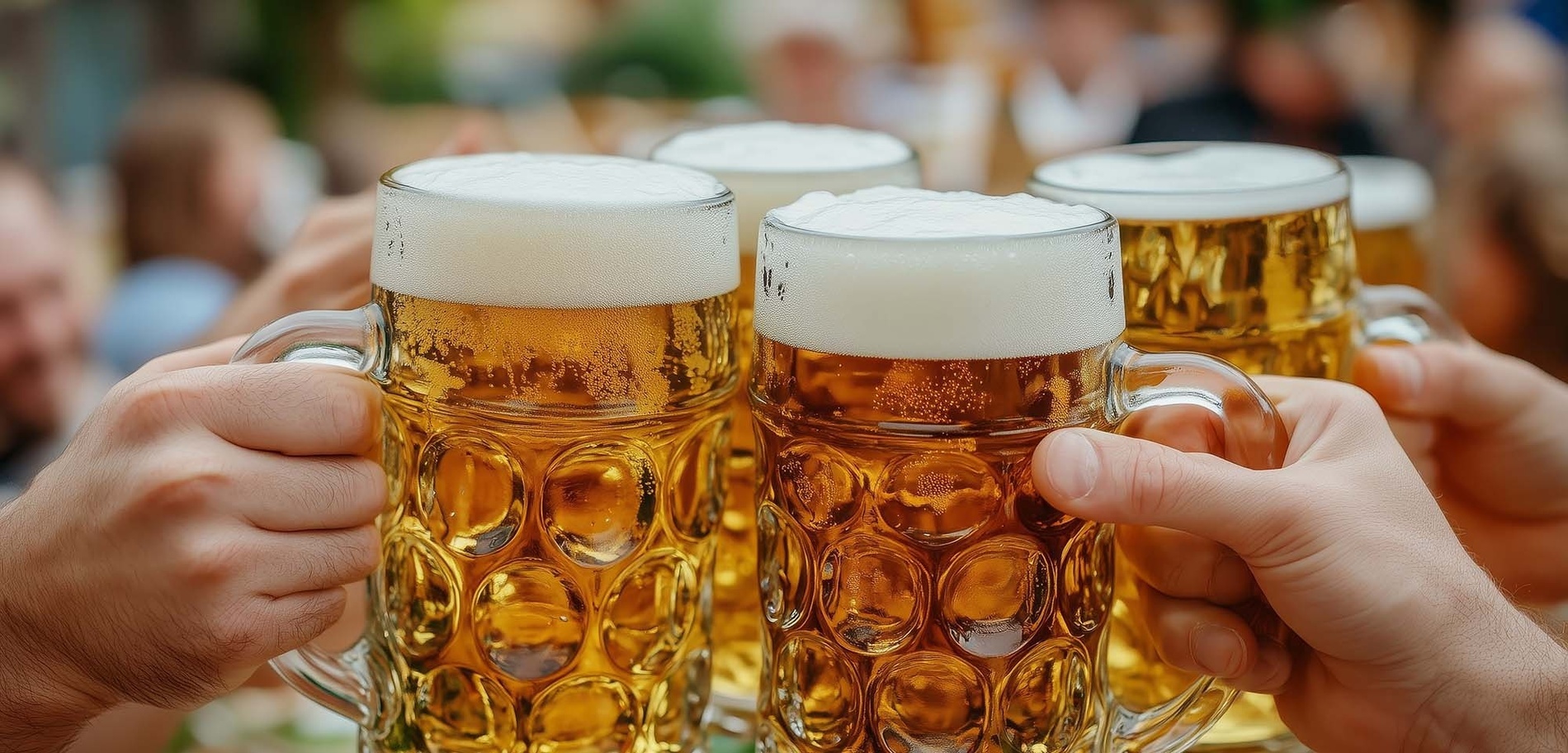 un buffet con platos y un letrero que dice postres