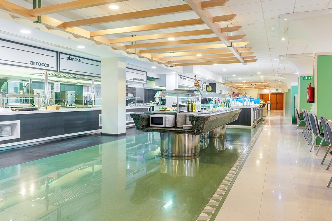 un restaurante con un mostrador de arrozes y plancha