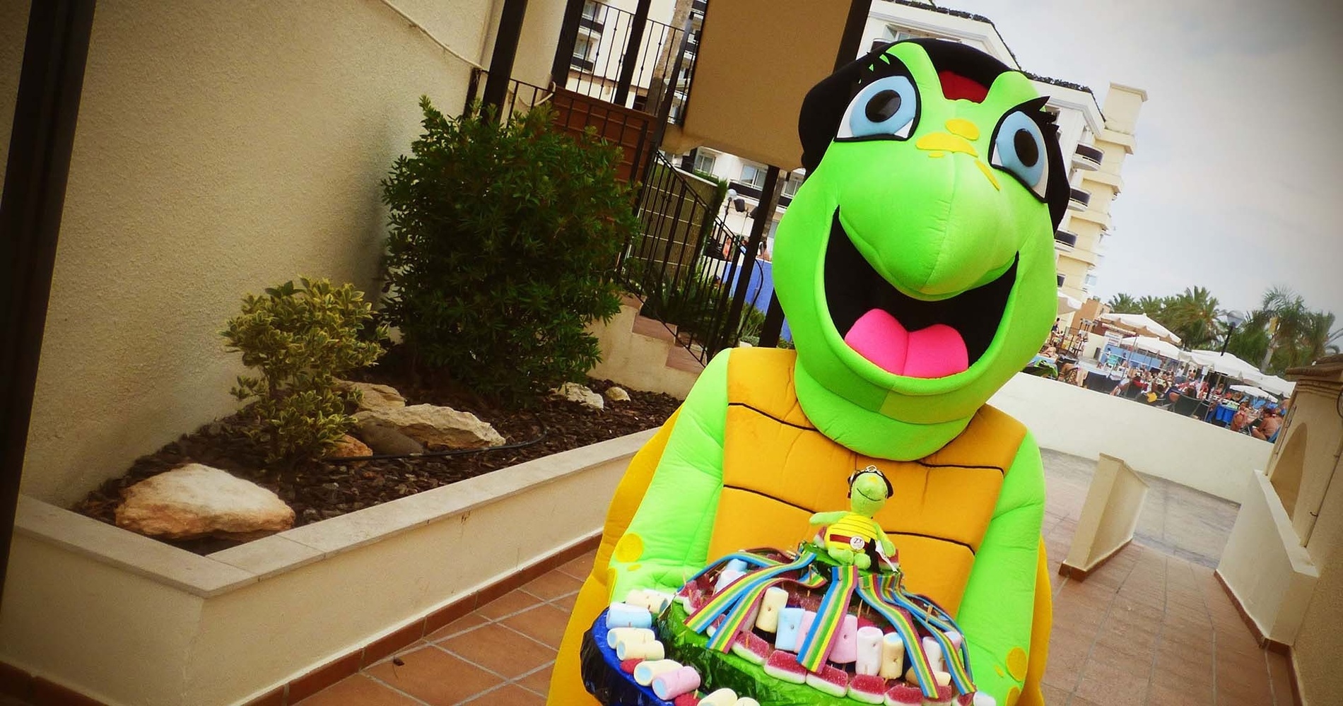 un buffet con platos y un letrero que dice postres