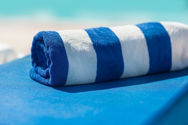 una gran piscina frente a un gran hotel