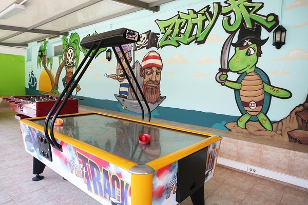 un grupo de niños están en un círculo con una niña que lleva una camiseta naranja