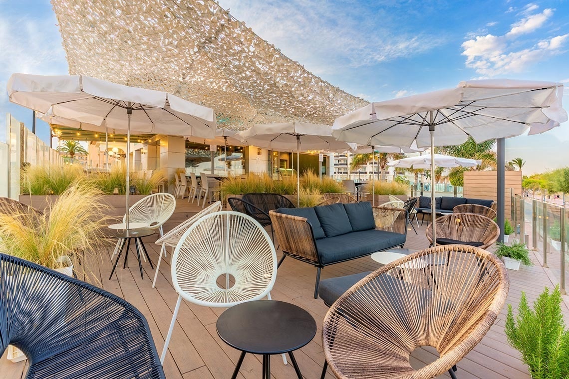 tres tacos con carne y verduras en un plato .