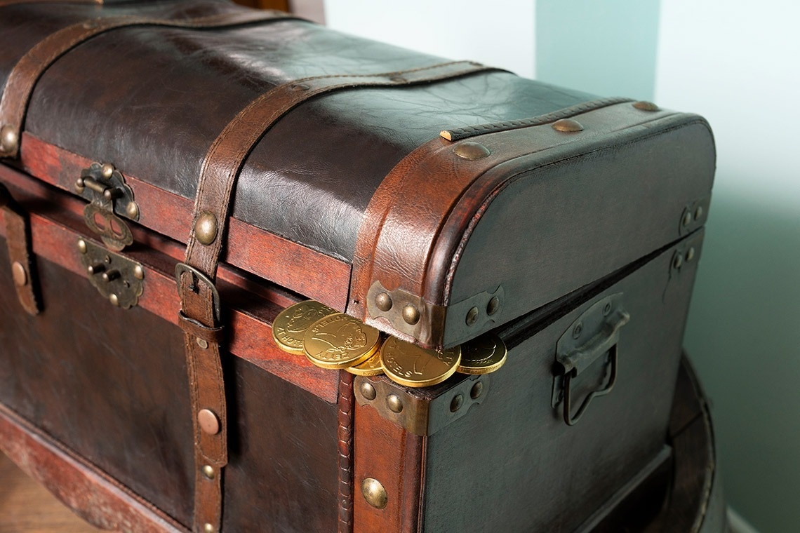 un baúl de madera con monedas de oro dentro