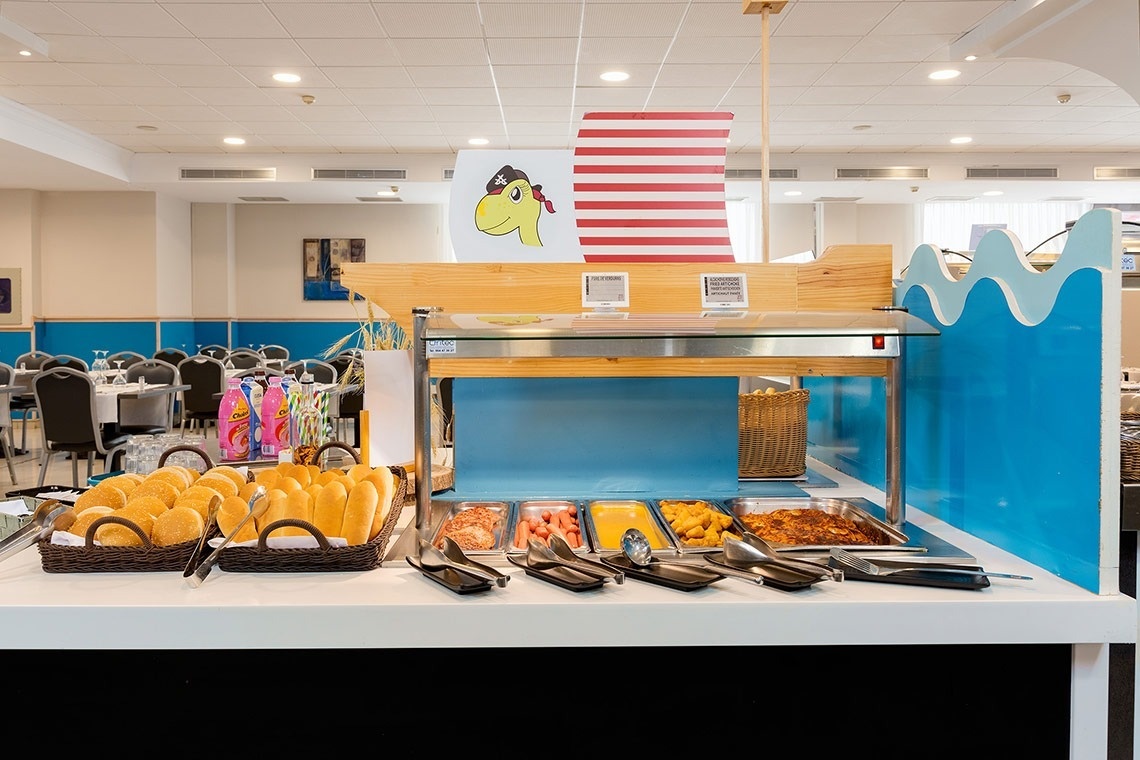 un buffet en un restaurante con un barco pirata en la pared
