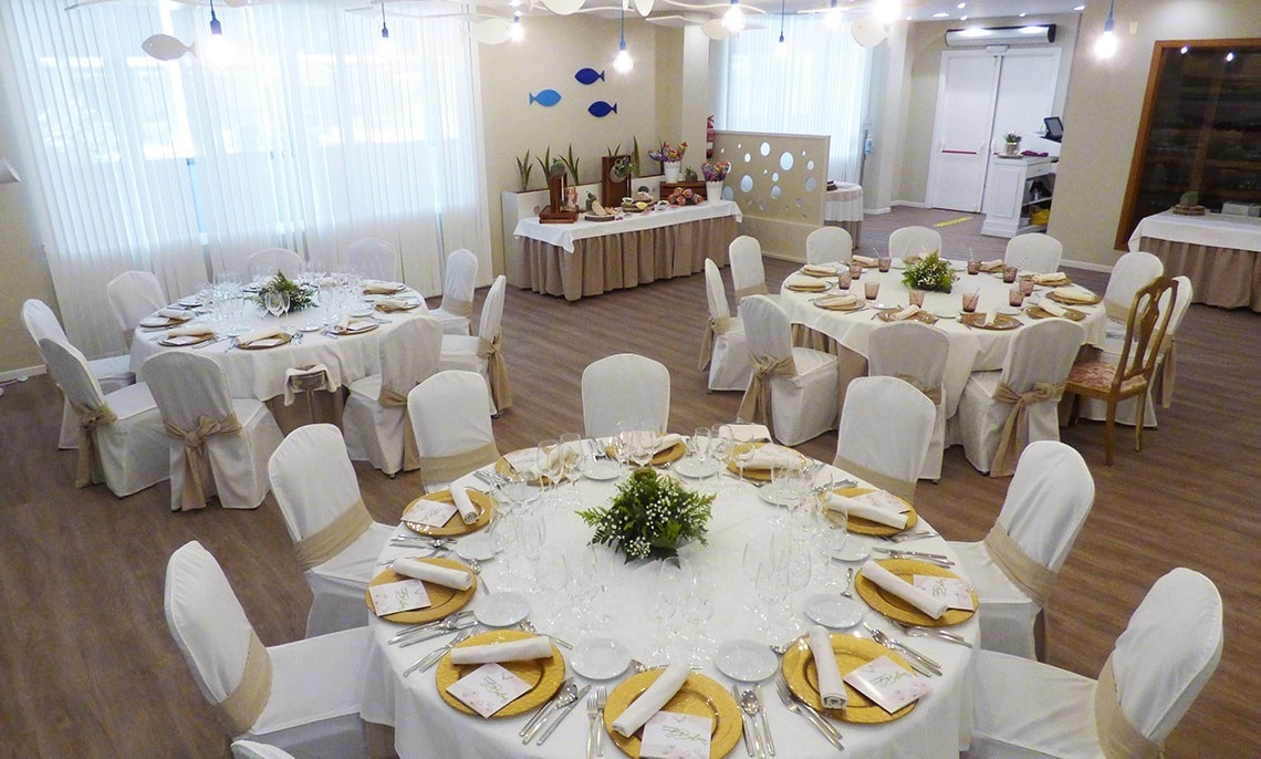 una habitación con mesas y sillas decoradas para una boda