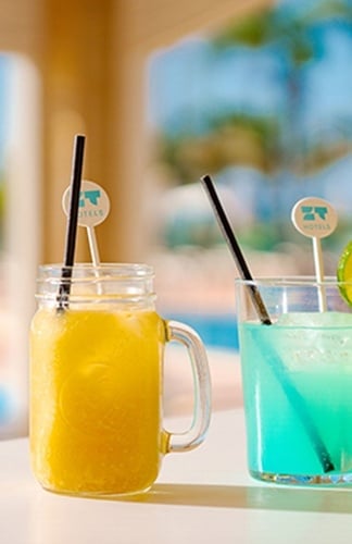 un restaurante llamado alfresco con muchas mesas y sillas