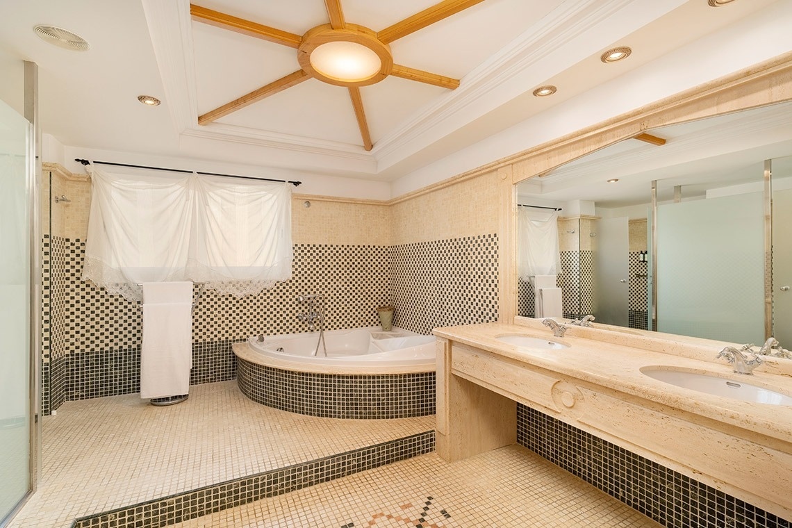 un baño con dos lavabos y una bañera