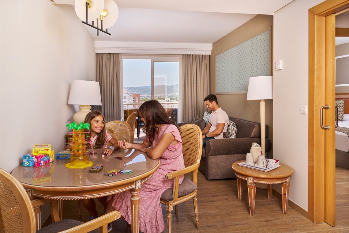 un hombre y una mujer juegan a un juego de mesa en una habitación