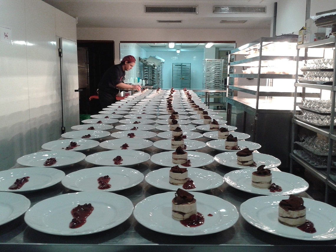 un chef prepara un plato de postre en una cocina