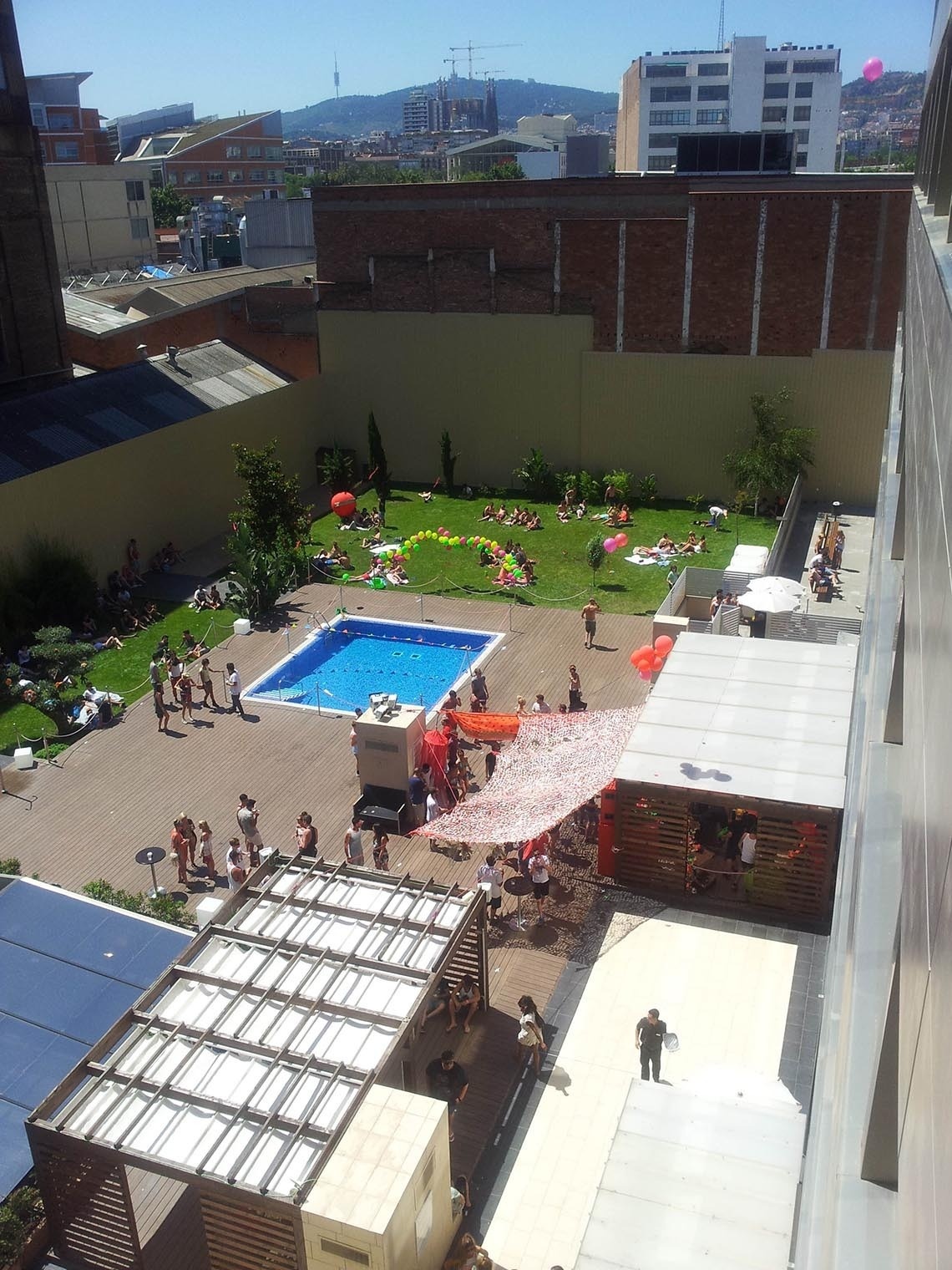 una vista aérea de una piscina llena de gente