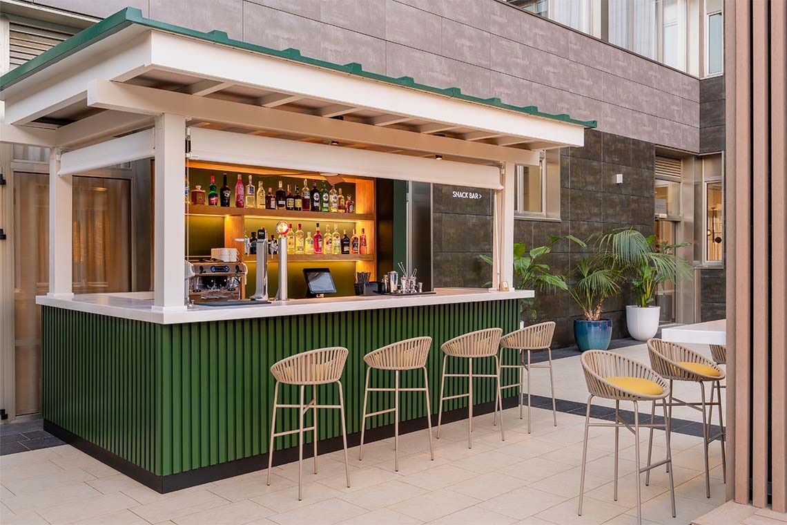 Copa de vino blanco y aperitivos junto a la piscina ZT: Villa Olímpica.