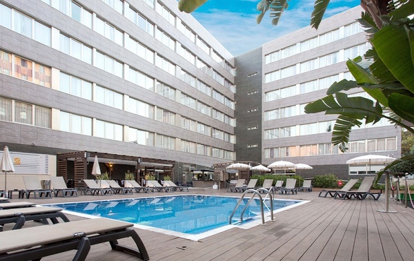 una niña se sienta en un anillo inflable en una piscina