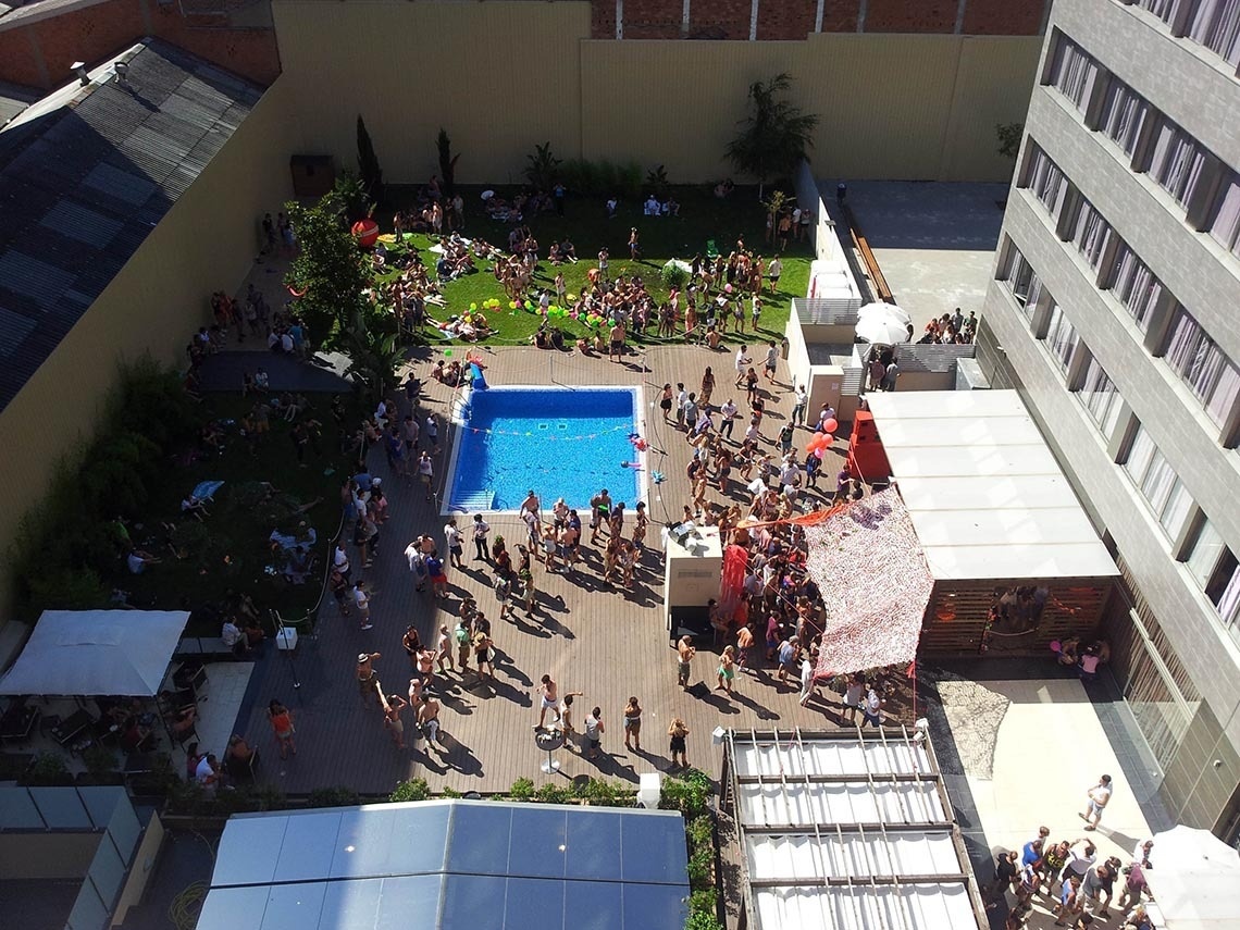 una vista aérea de una piscina llena de gente