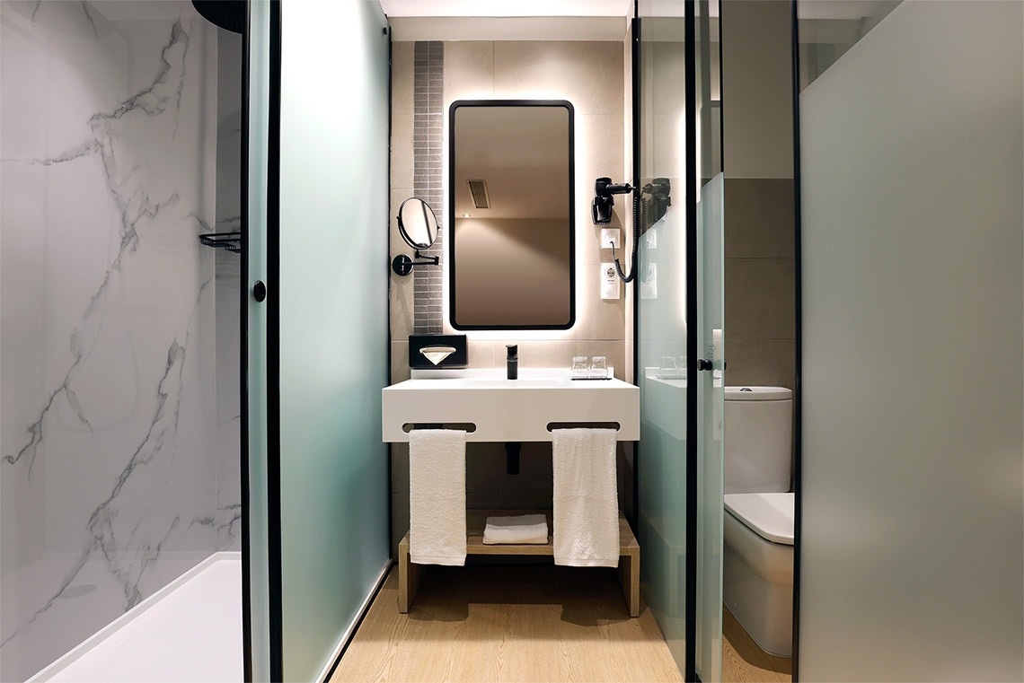 un cuarto de baño con un lavabo y un espejo