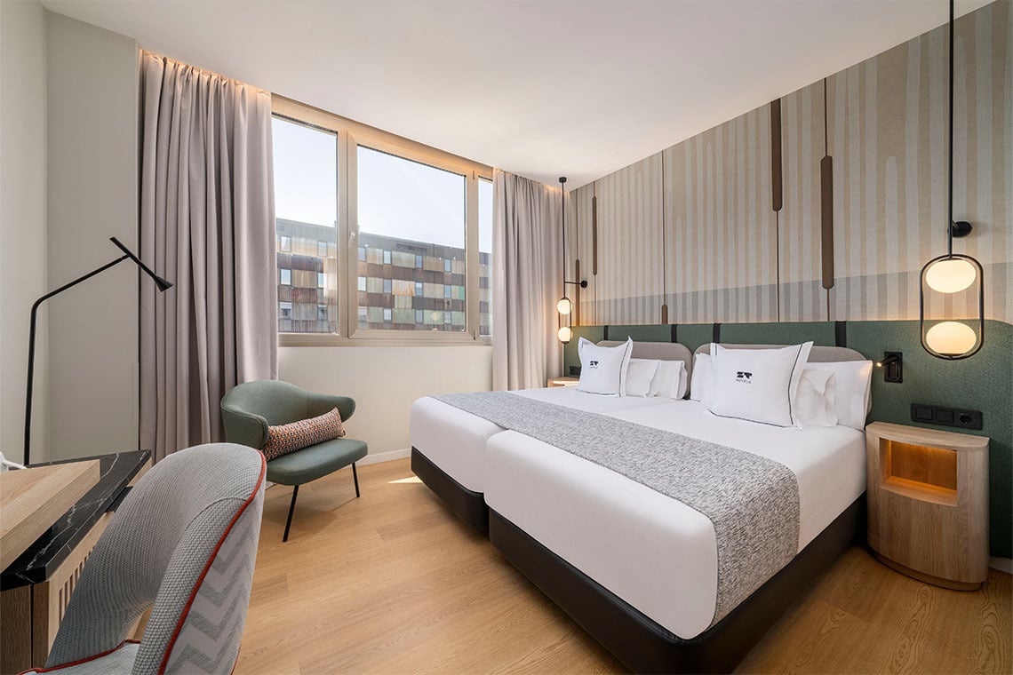 Habitación twin en ZT: Villa Olimpica con cómodas camas y decoración moderna.