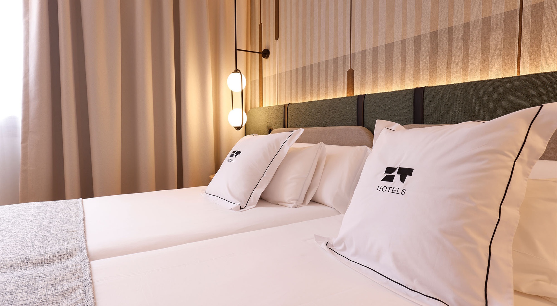 Habitaciones y Suites | ZT Hotel & Spa Villa Olímpica: Cama cómoda en habitación moderna con TV.