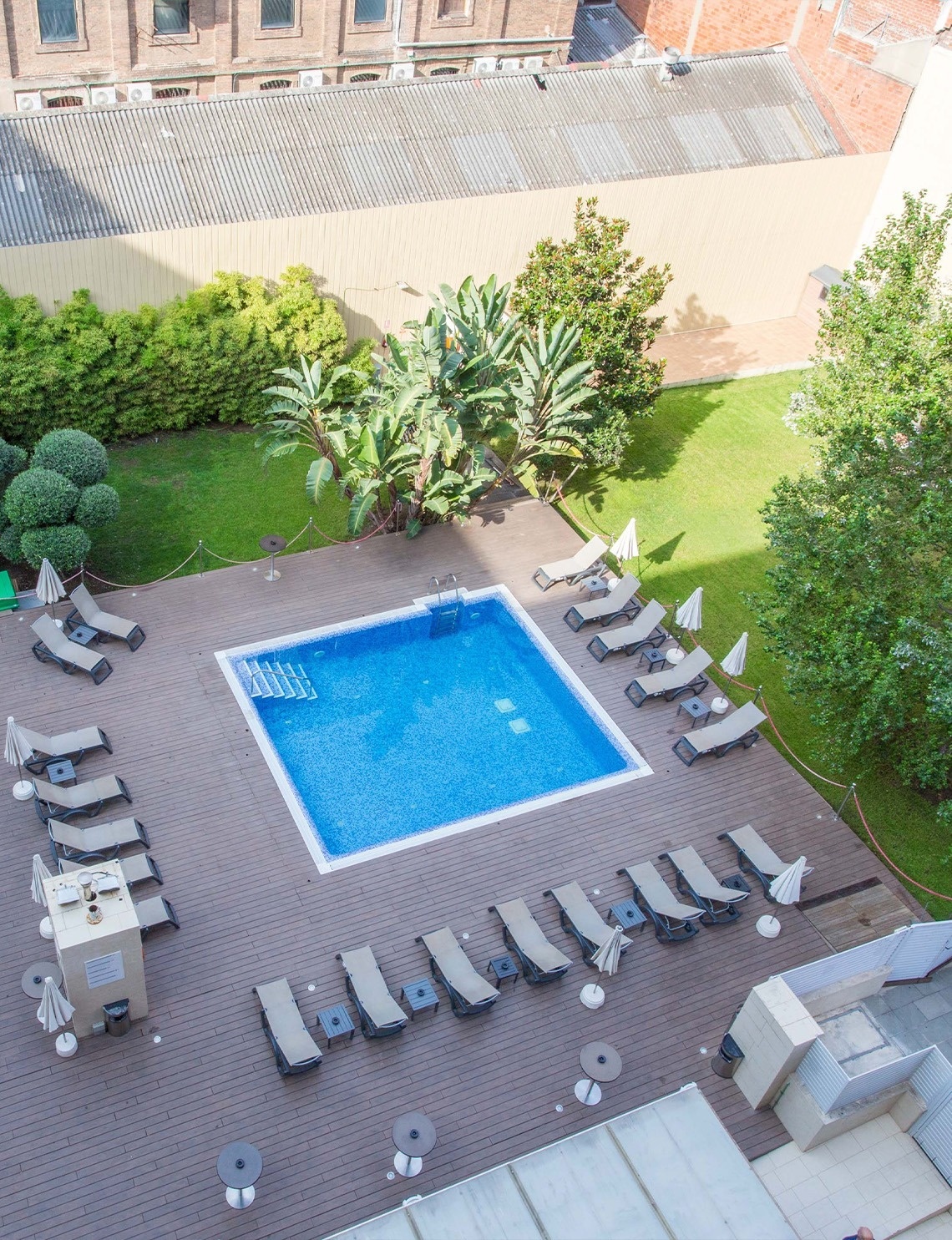 un edificio blanco y verde con la palabra kent en la parte delantera