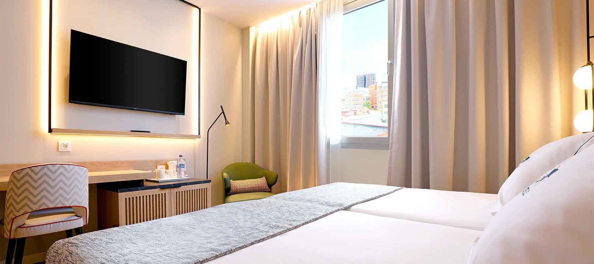 una habitación de hotel con dos camas y una mesa