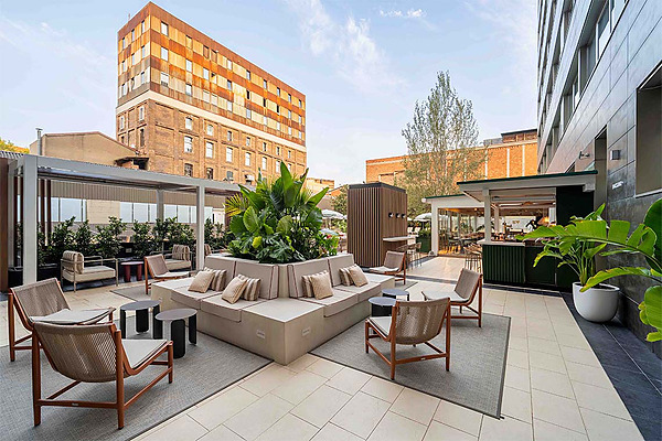 Terraza al aire libre con asientos modernos y un bar en ZT: Villa Olímpica.
