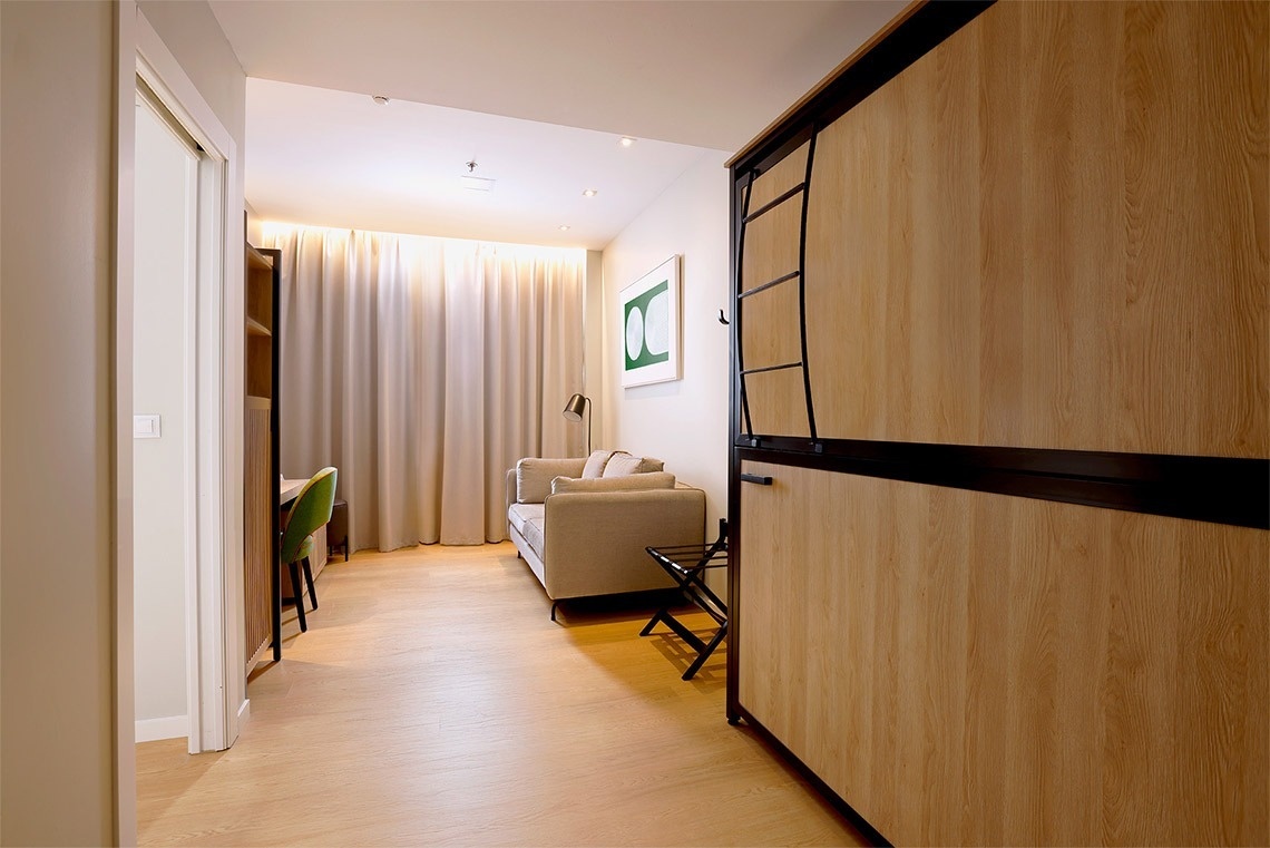 una habitación de hotel con un sofá y un escritorio