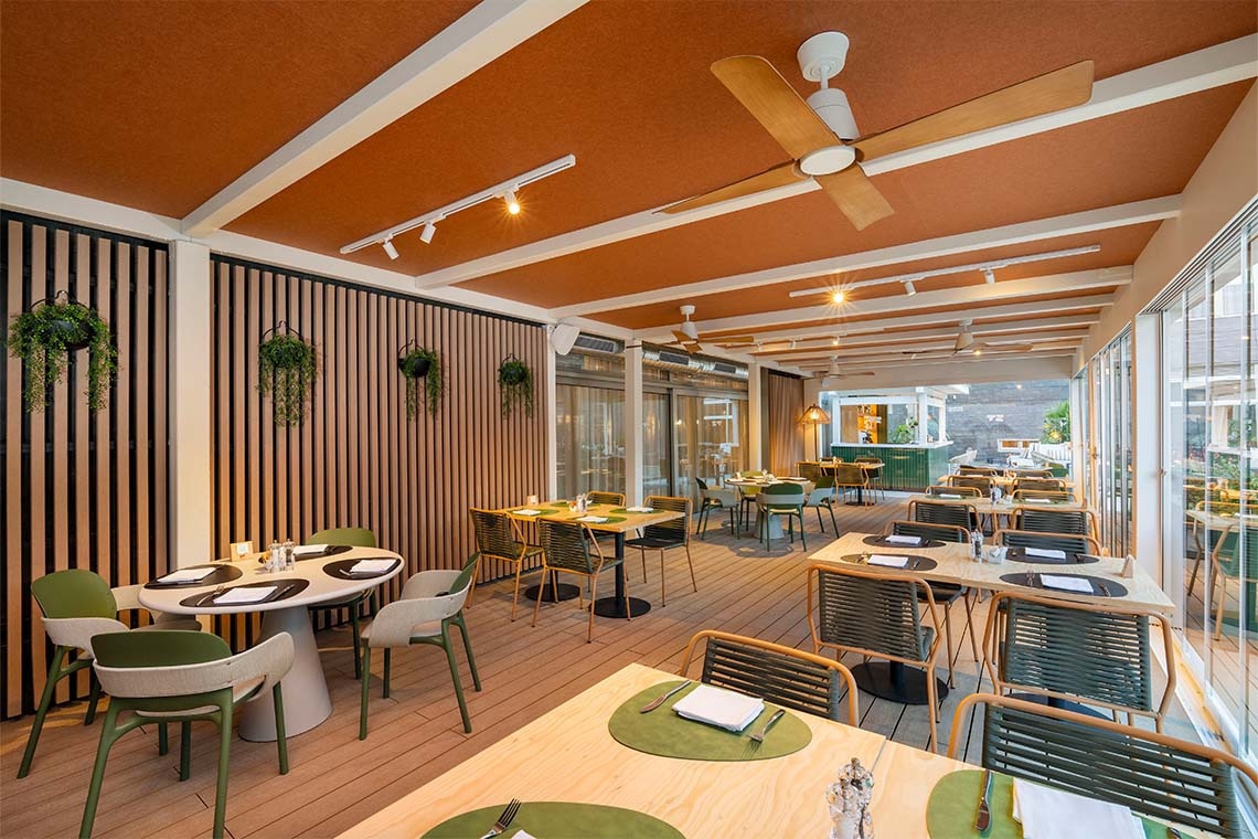 Terraza moderna ZT: Villa Olimpica con muebles de exterior y bebidas.
