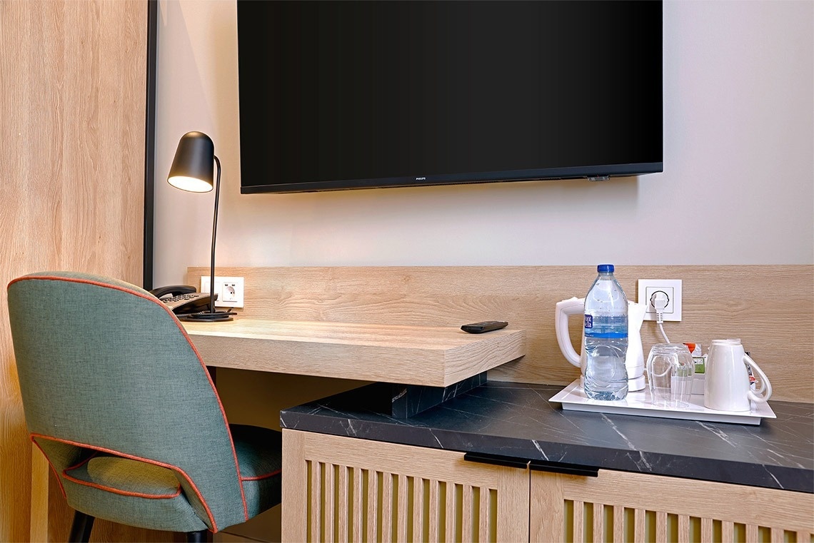 una habitación de hotel con un escritorio y una televisión