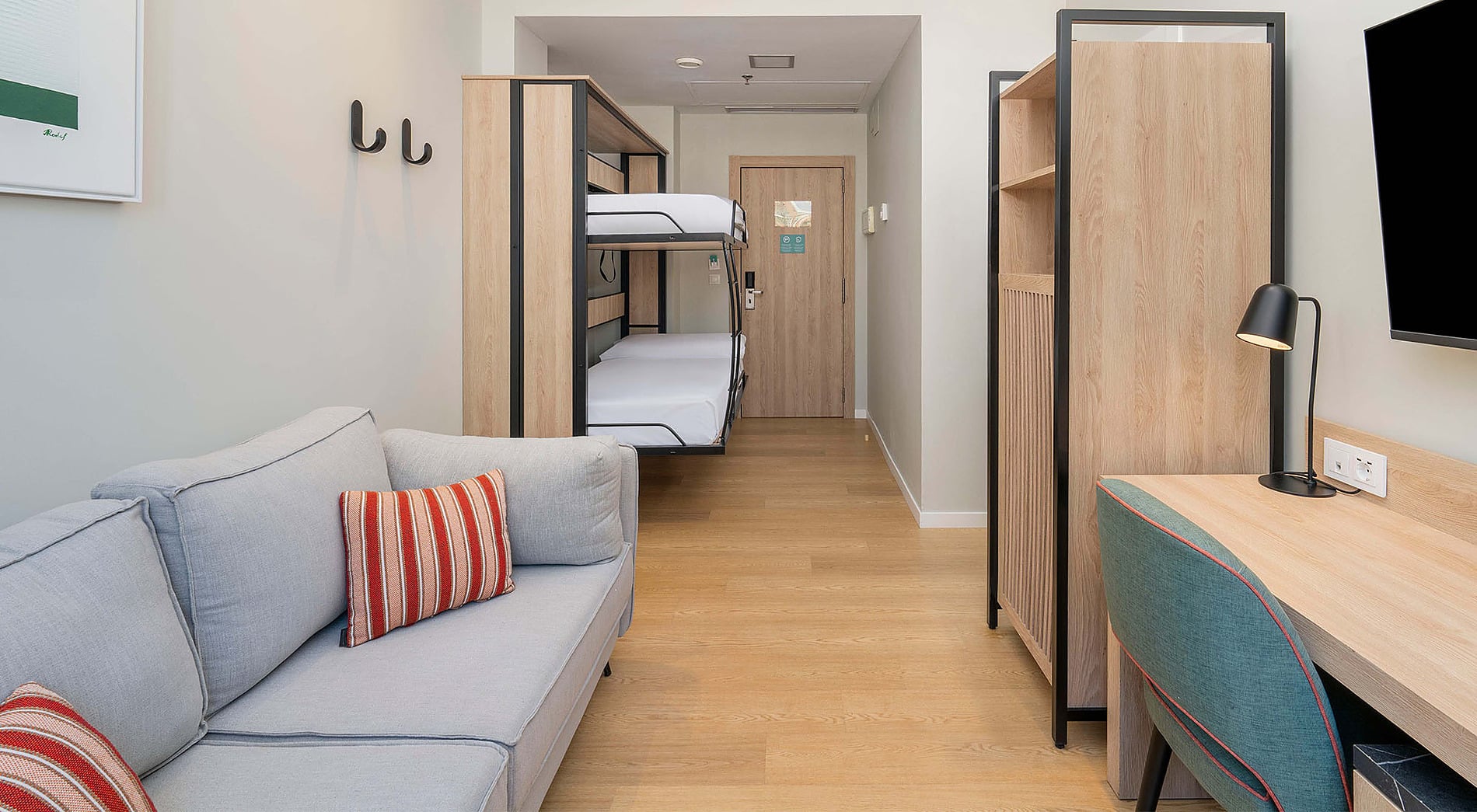 Habitación familiar con litera, sofá y escritorio, ideal para ZT: Villa Olimpica.