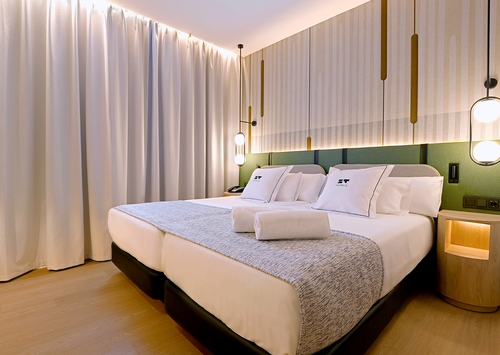 una mujer flota en un colchón en una piscina